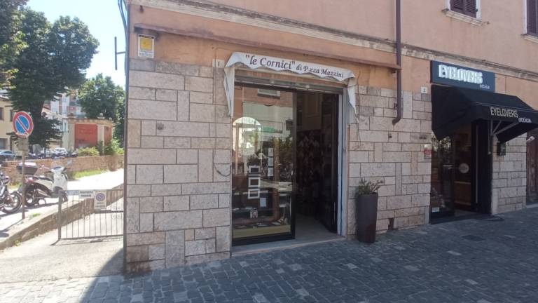 Rimini, Le cornici di Piazza Mazzini diventa bottega storica Rimini, Le cornici di Piazza Mazzini diventa bottega storica