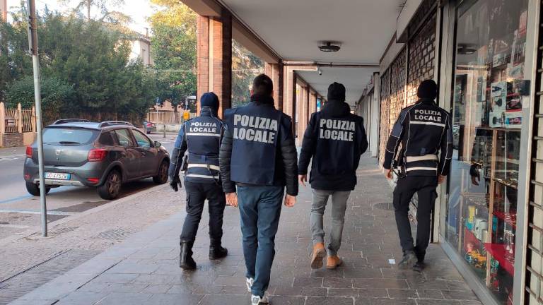 Ravenna, controlli straordinari della polizia locale ai Giardini Speyer Ravenna, controlli straordinari della polizia locale ai Giardini Speyer