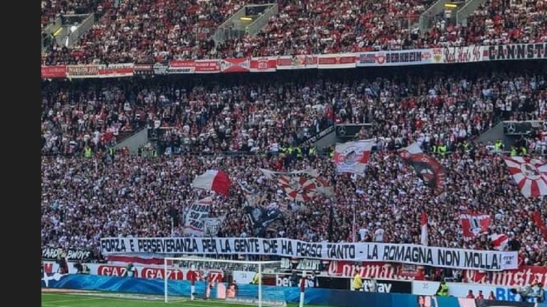Striscione degli ultras dello Stoccarda per l'alluvione: La Romagna non molla Striscione degli ultras dello Stoccarda per l'alluvione: La Romagna non molla