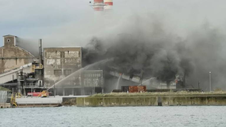 Ravenna, incendio allo stabilimento della Yara. Pompieri in azione Ravenna, incendio allo stabilimento della Yara. Pompieri in azione