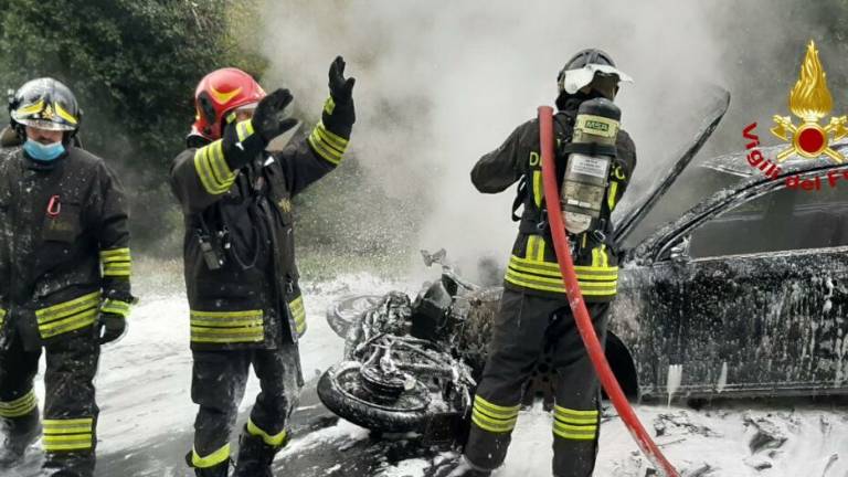 Casalfiumanese, dopo il frontale scoppia l'incendio VIDEO Casalfiumanese, dopo il frontale scoppia l'incendio VIDEO