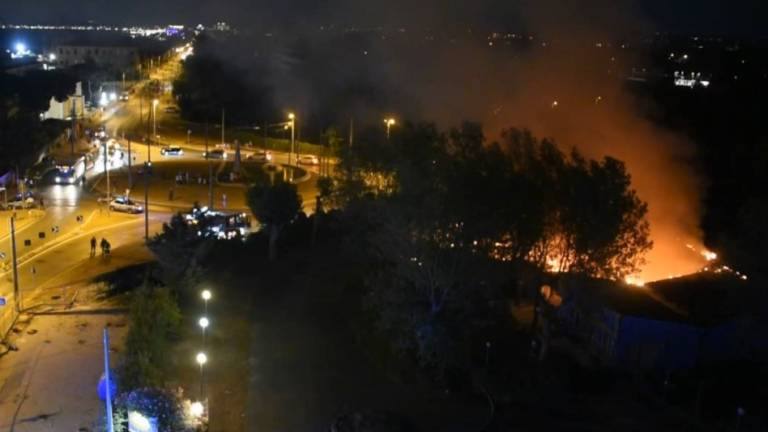 Rimini, incendio nella notte all'ex campeggio VIDEO Rimini, incendio nella notte all'ex campeggio VIDEO