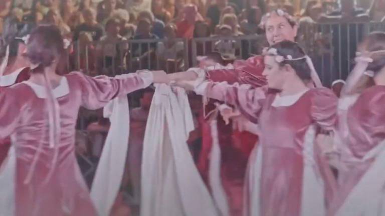 “E se riducessimo la qualità del cibo?”: il video del Palio del daino di Mondaino è uno spasso VIDEO “E se riducessimo la qualità del cibo?”: il video del Palio del daino di Mondaino è uno spasso VIDEO