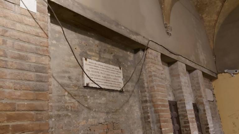 Forlì, vandali e degrado al chiostro di San Mercuriale Forlì, vandali e degrado al chiostro di San Mercuriale