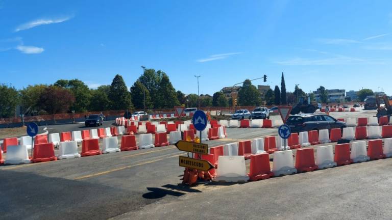 Statale: già in funzione la rotatoria all'incrocio con le vie Coriano e Montescudo Statale: già in funzione la rotatoria all'incrocio con le vie Coriano e Montescudo