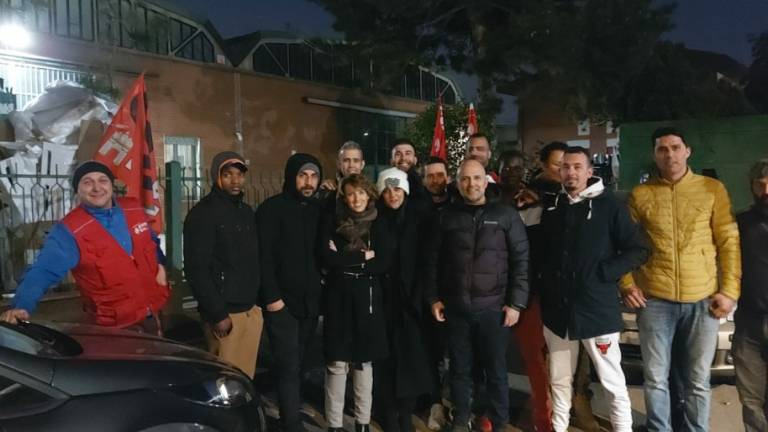 Forlì. I lavoratori del gruppo Fenix proseguono la protesta: terza notte di presidio Forlì. I lavoratori del gruppo Fenix proseguono la protesta: terza notte di presidio