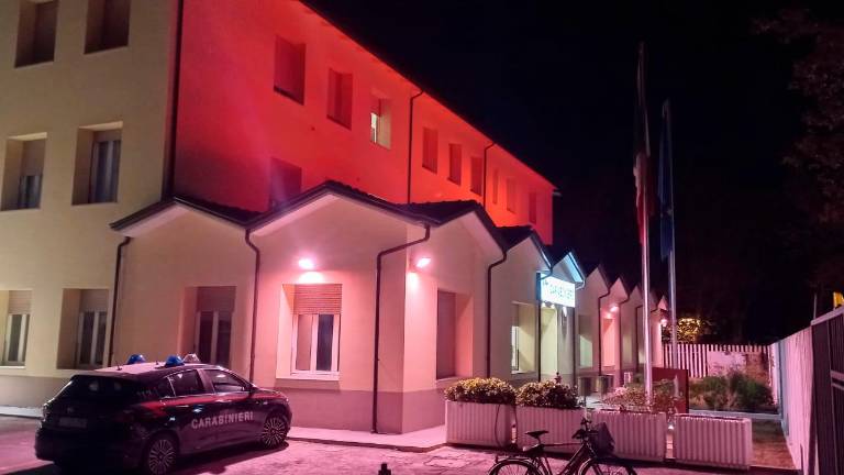 La caserma dei carabinieri illuminata di rosa La caserma dei carabinieri illuminata di rosa