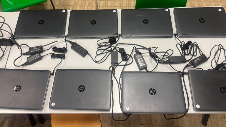Imola, Cefla dona 38 computer alla scuola media di Borgo Tossignano svaligiata da un furto Imola, Cefla dona 38 computer alla scuola media di Borgo Tossignano svaligiata da un furto