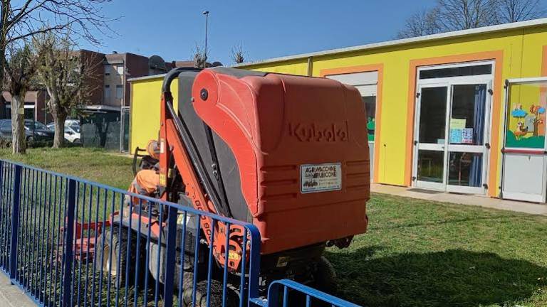 Coriano, operai al lavoro per migliorare il verde davanti alle scuole Coriano, operai al lavoro per migliorare il verde davanti alle scuole