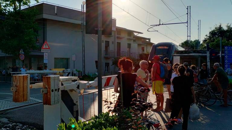 “Tanto ci passo”: invece il camper blocca il passaggio livello, traffico ferroviario in tilt a San Mauro Mare “Tanto ci passo”: invece il camper blocca il passaggio livello, traffico ferroviario in tilt a San Mauro Mare