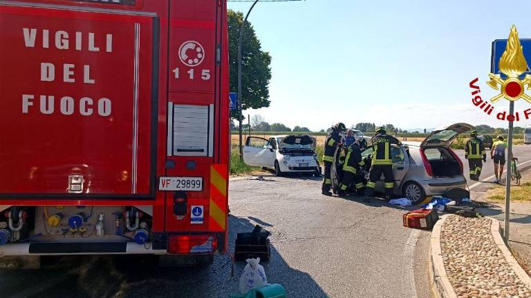 Forlì, incidente: scontro frontale e due persone incastrate Forlì, incidente: scontro frontale e due persone incastrate
