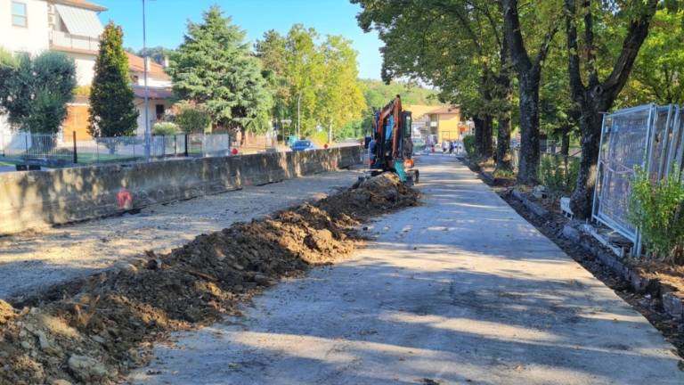 Meldola, nuova fermata degli autobus a Dozza: proseguono i lavori Meldola, nuova fermata degli autobus a Dozza: proseguono i lavori