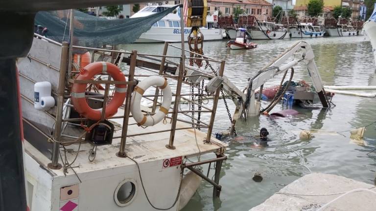 Rimini, peschereccio affondato: quattro giorni di lavoro per evitare che inquinasse il mare Rimini, peschereccio affondato: quattro giorni di lavoro per evitare che inquinasse il mare