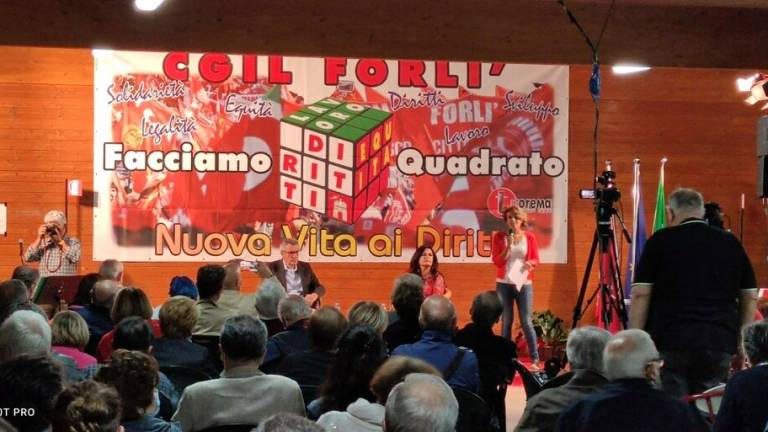 Forlì, tutto esaurito alla della Cgil: Grazie al sindaco Forlì, tutto esaurito alla della Cgil: Grazie al sindaco