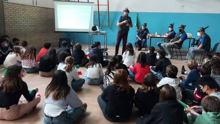 Bellaria accoglie gli alpini e li porta a scuola Bellaria accoglie gli alpini e li porta a scuola