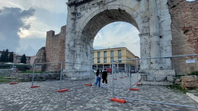 Rimini, vernice anti-graffiti all'Arco d'Augusto: via ai lavori Rimini, vernice anti-graffiti all'Arco d'Augusto: via ai lavori