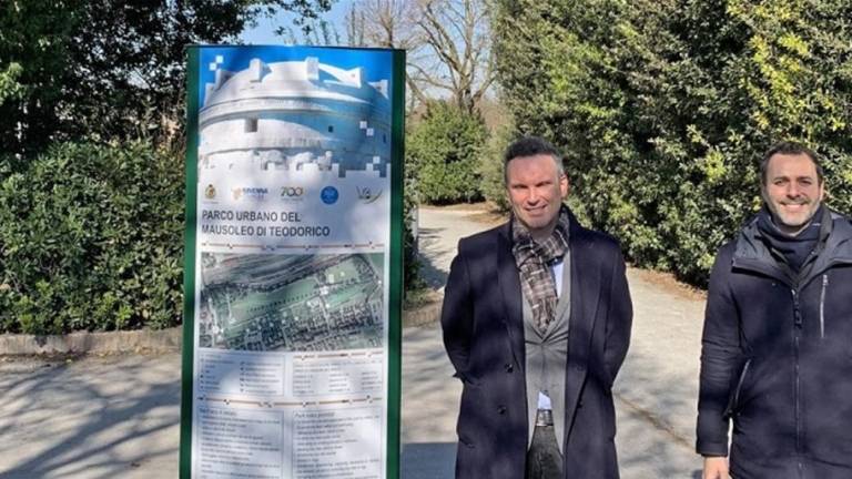 Ravenna, nuoti totem informativi al Parco Teodorico Ravenna, nuoti totem informativi al Parco Teodorico
