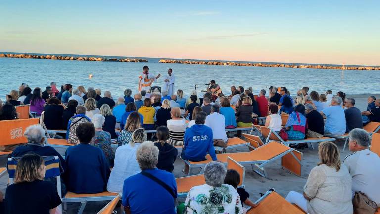 A Rimini l’evangelizzazione in infradito. Don Marco e le messe all’alba e al tramonto in spiaggia a Bellaria: «Così assisto i fedeli in vacanza» A Rimini l’evangelizzazione in infradito. Don Marco e le messe all’alba e al tramonto in spiaggia a Bellaria: «Così assisto i fedeli in vacanza»