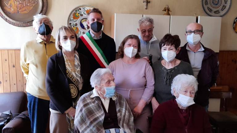 Castel Bolognese, i 103 anni di Lucia Silvestrini festeggiati da sindaco e vice sindaca Castel Bolognese, i 103 anni di Lucia Silvestrini festeggiati da sindaco e vice sindaca