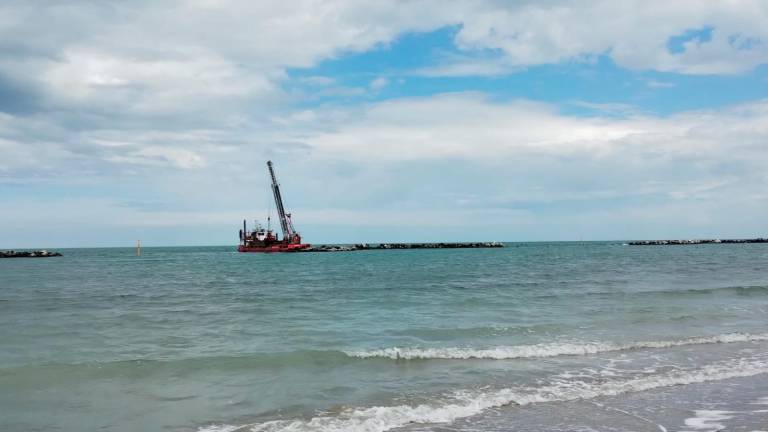 San Mauro Mare, un doppio lavoro per ripristinare la spiaggia “mangiata”