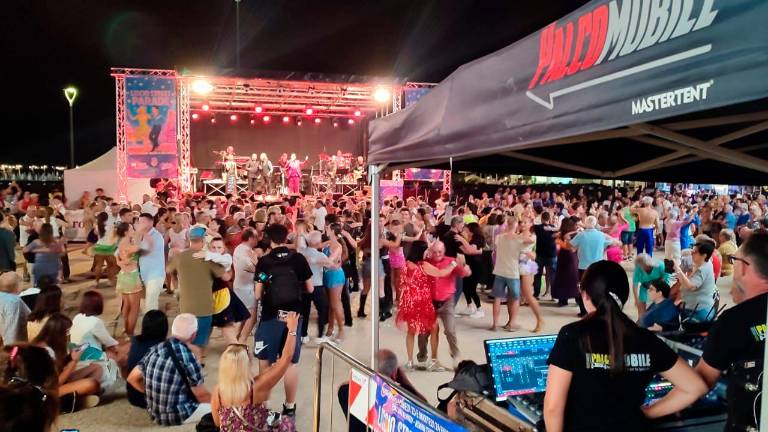 Rimini, Liscio Street Parade da sold out e si prosegue oggi e domani Rimini, Liscio Street Parade da sold out e si prosegue oggi e domani