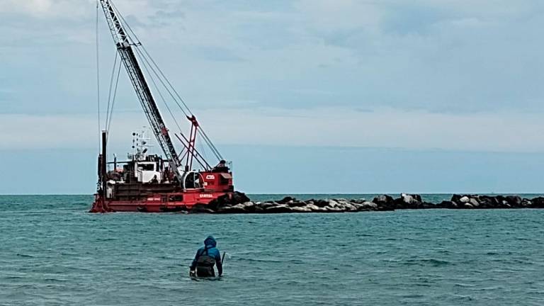 San Mauro Mare, un doppio lavoro per ripristinare la spiaggia “mangiata”