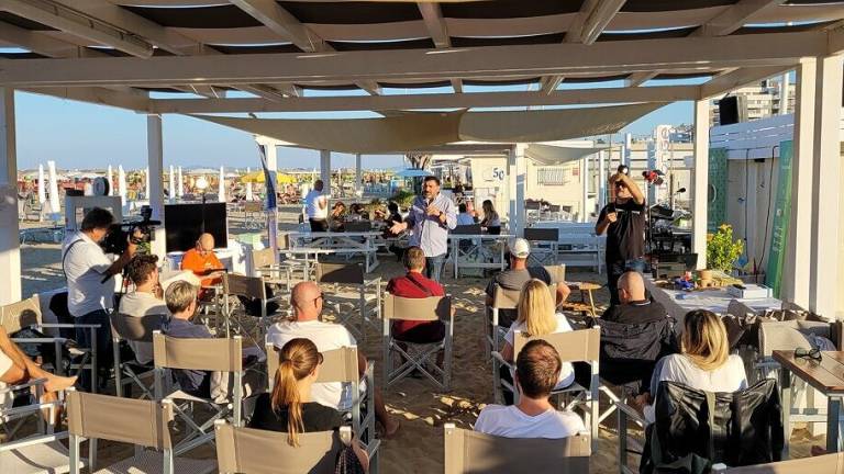 Rimini, l'educazione al web si fa anche in spiaggia Rimini, l'educazione al web si fa anche in spiaggia