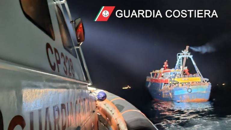 Malore nella notte al largo di Cervia: pescatore soccorso dalla Guardia Costiera Malore nella notte al largo di Cervia: pescatore soccorso dalla Guardia Costiera