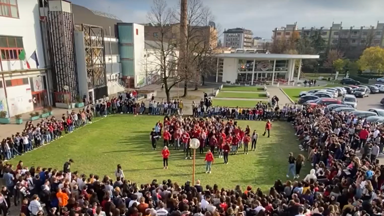A Cesena flash mob degli studenti contro la violenza sulle donne A Cesena flash mob degli studenti contro la violenza sulle donne