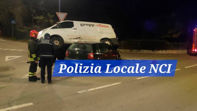 Imola, pauroso incidente a Toscanella: un furgone finisce sopra un’auto, miracolati i due conducenti VIDEO Imola, pauroso incidente a Toscanella: un furgone finisce sopra un’auto, miracolati i due conducenti VIDEO