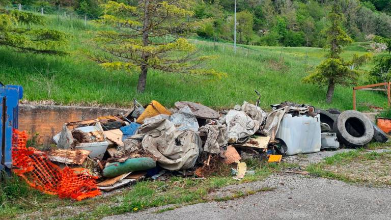 Alfero, insieme a caccia, ma di rifiuti: ne recuperano 4 autocarri Alfero, insieme a caccia, ma di rifiuti: ne recuperano 4 autocarri