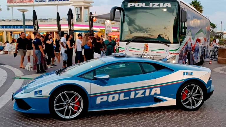 A Riccione il “Pullman azzurro” della Polizia FOTOGALLERY A Riccione il “Pullman azzurro” della Polizia FOTOGALLERY