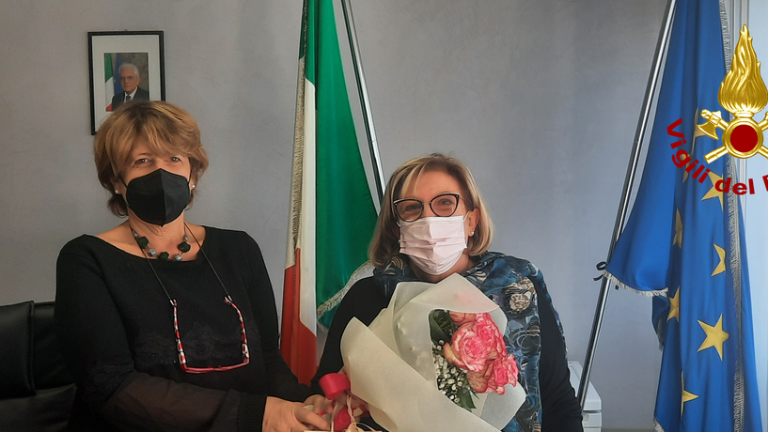 Mirella Ruggeri va in pensione: l'omaggio dei Vigili del Fuoco di Forlì-Cesena Mirella Ruggeri va in pensione: l'omaggio dei Vigili del Fuoco di Forlì-Cesena
