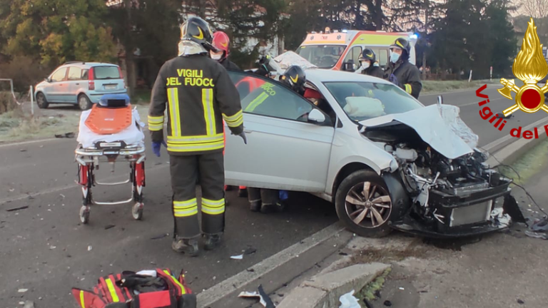 Forlì, scontro frontale in via Firenze Forlì, scontro frontale in via Firenze