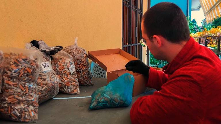 Rimini. Raccoglie quasi 40mila mozziconi di sigaretta e li consegna a Hera: saranno trasformati in risorsa Rimini. Raccoglie quasi 40mila mozziconi di sigaretta e li consegna a Hera: saranno trasformati in risorsa
