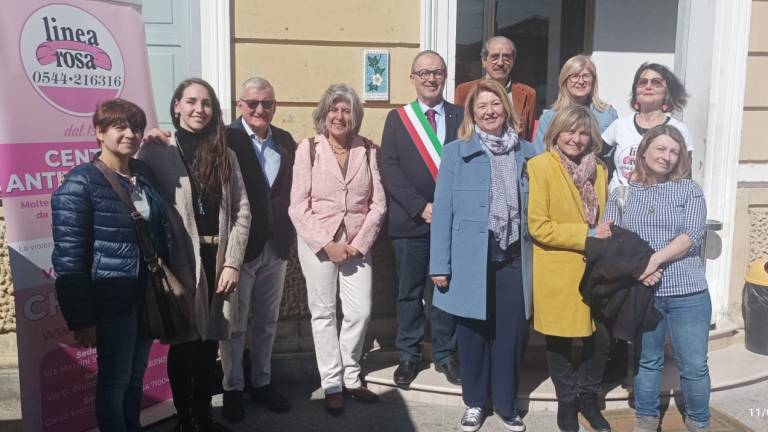 Ravenna città amica delle donne: inaugurata una mattonella in mosaico a Castiglione Ravenna città amica delle donne: inaugurata una mattonella in mosaico a Castiglione