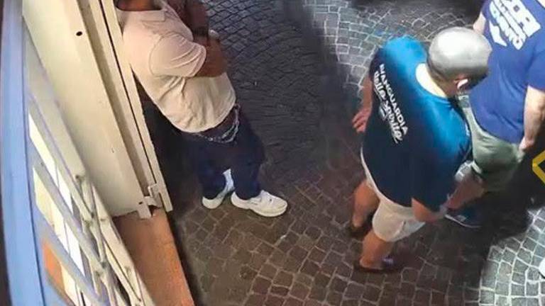 Un momento dell’episodio filmato davanti al circolo di CasaPound Un momento dell’episodio filmato davanti al circolo di CasaPound