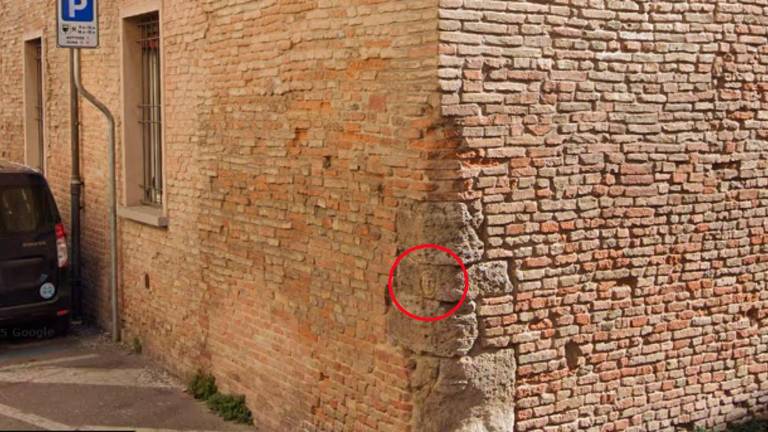 Faenza, svelato l’enigma del volto scolpito sulla pietra. Altri misteri per le strade di Faenza Faenza, svelato l’enigma del volto scolpito sulla pietra. Altri misteri per le strade di Faenza