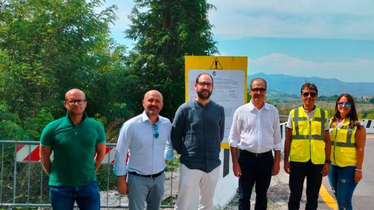 Sopra la strada danneggiata dall’alluvione, sotto la consegna del cantiere alla Clas Sopra la strada danneggiata dall’alluvione, sotto la consegna del cantiere alla Clas