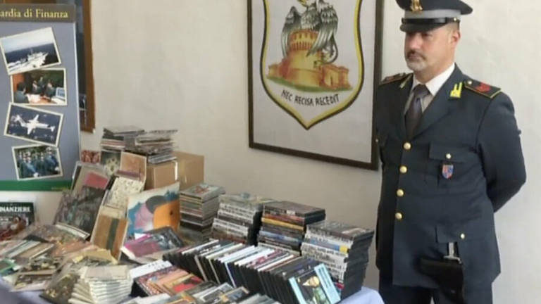 Castel Guelfo, la Finanza trova centinaia di Dvd pirata in un negozio Castel Guelfo, la Finanza trova centinaia di Dvd pirata in un negozio