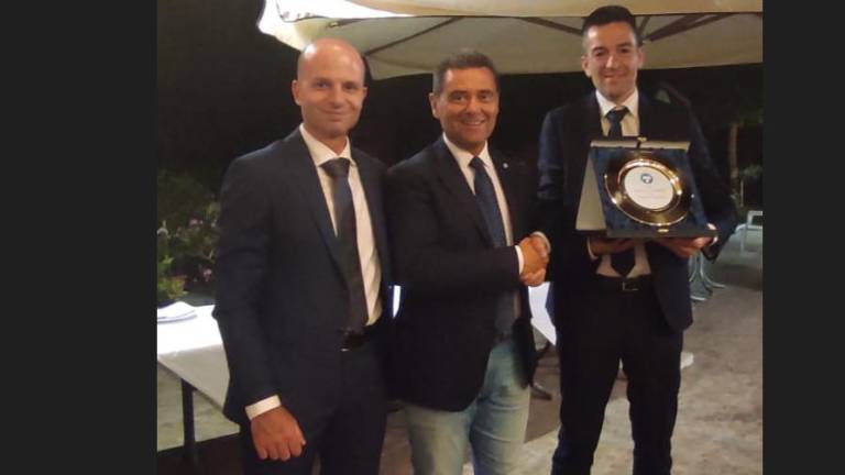 Calcio, gli arbitri di Cesena premiano Rapuano di Rimini Calcio, gli arbitri di Cesena premiano Rapuano di Rimini