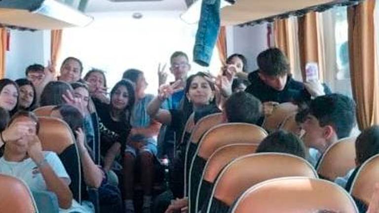 Alcuni degli studenti in gita a bordo del pullman Alcuni degli studenti in gita a bordo del pullman
