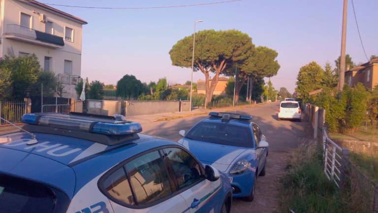L’intervento della polizia in via Lato di Mezzo (Foto Fiorentini) L’intervento della polizia in via Lato di Mezzo (Foto Fiorentini)