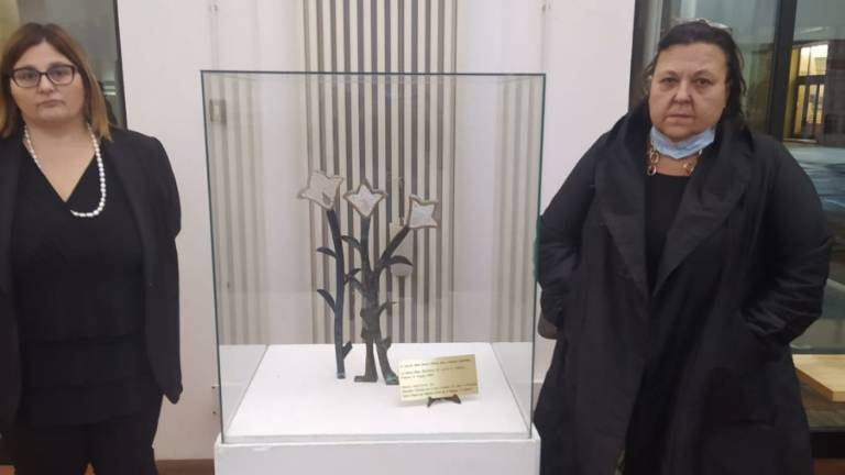 Faenza, un giglio per Ilenia Fabbri sulla scultura di piazza Rampi Faenza, un giglio per Ilenia Fabbri sulla scultura di piazza Rampi
