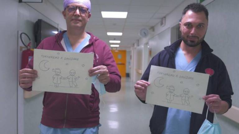 Forlì, coronavirus: il video di medici e infermieri per beneficenza Forlì, coronavirus: il video di medici e infermieri per beneficenza