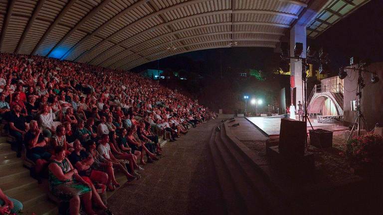L’arena piena per uno degli spettacoli del Plautus Festival L’arena piena per uno degli spettacoli del Plautus Festival
