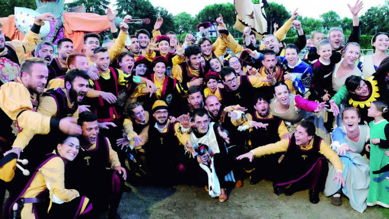 Faenza, al Palio trionfa il rione Nero: Tabanelli compie l’impresa Faenza, al Palio trionfa il rione Nero: Tabanelli compie l’impresa