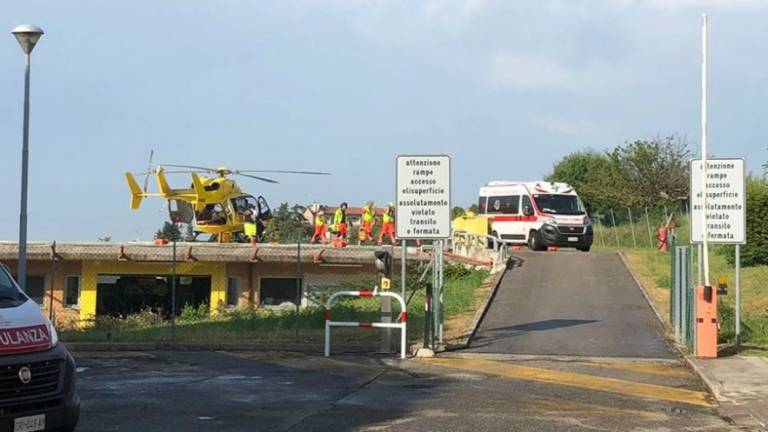 Santarcangelo, dramma al lago Azzurro: 21enne cesenate si tuffa e si schianta sulle pietre. Rischia la paralisi Santarcangelo, dramma al lago Azzurro: 21enne cesenate si tuffa e si schianta sulle pietre. Rischia la paralisi