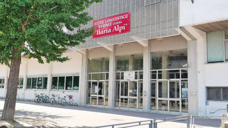 Teatro plurilingue e gara digitale arricchiscono il liceo “Alpi” di Cesena Teatro plurilingue e gara digitale arricchiscono il liceo “Alpi” di Cesena