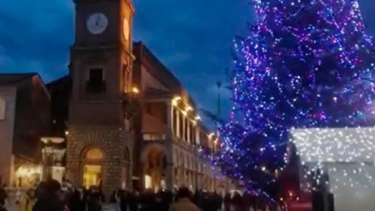 Spariscono le luci dell’albero di Natale in piazza a Faenza . Denuncia per furto